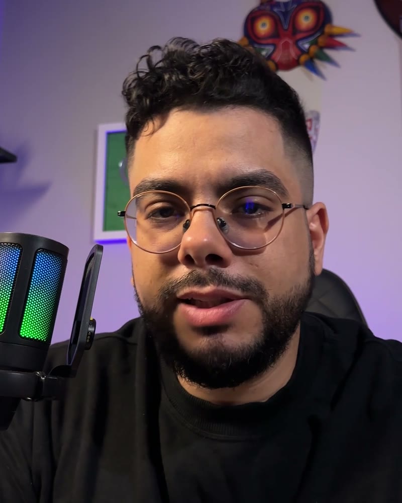 Matheus gravado na câmera, de óculos, falando no microfone